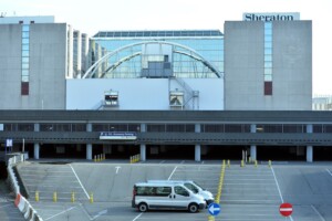 belgique laeroport de bruxelles ferme a cause de la detection dun drone