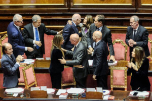 reforme de la justice la droite termine la collecte des signatures pour le referendum depot a la cour de cassation