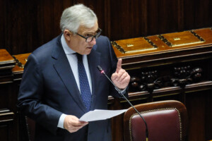 affaire almasri tajani je ne men occupe pas