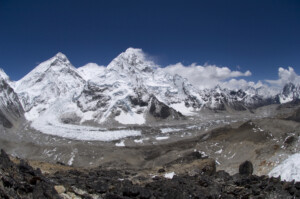 nepal le corps de cocco a ete retrouve les recherches se poursuivent pour kirchler et di marcello