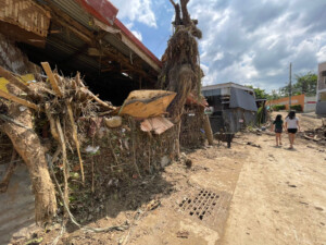 philippines au moins deux personnes decedees et plus dun million devacues a cause du super typhon fung wong