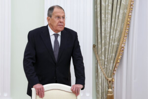 ukraine lavrov lutilisation des avoirs russes geles constitue une tromperie et un vol