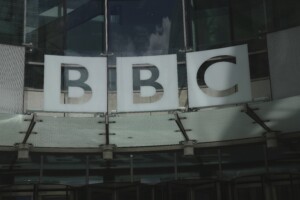 royaume uni dirigeants de la bbc apres les demissions nous assumons la responsabilite de nos erreurs