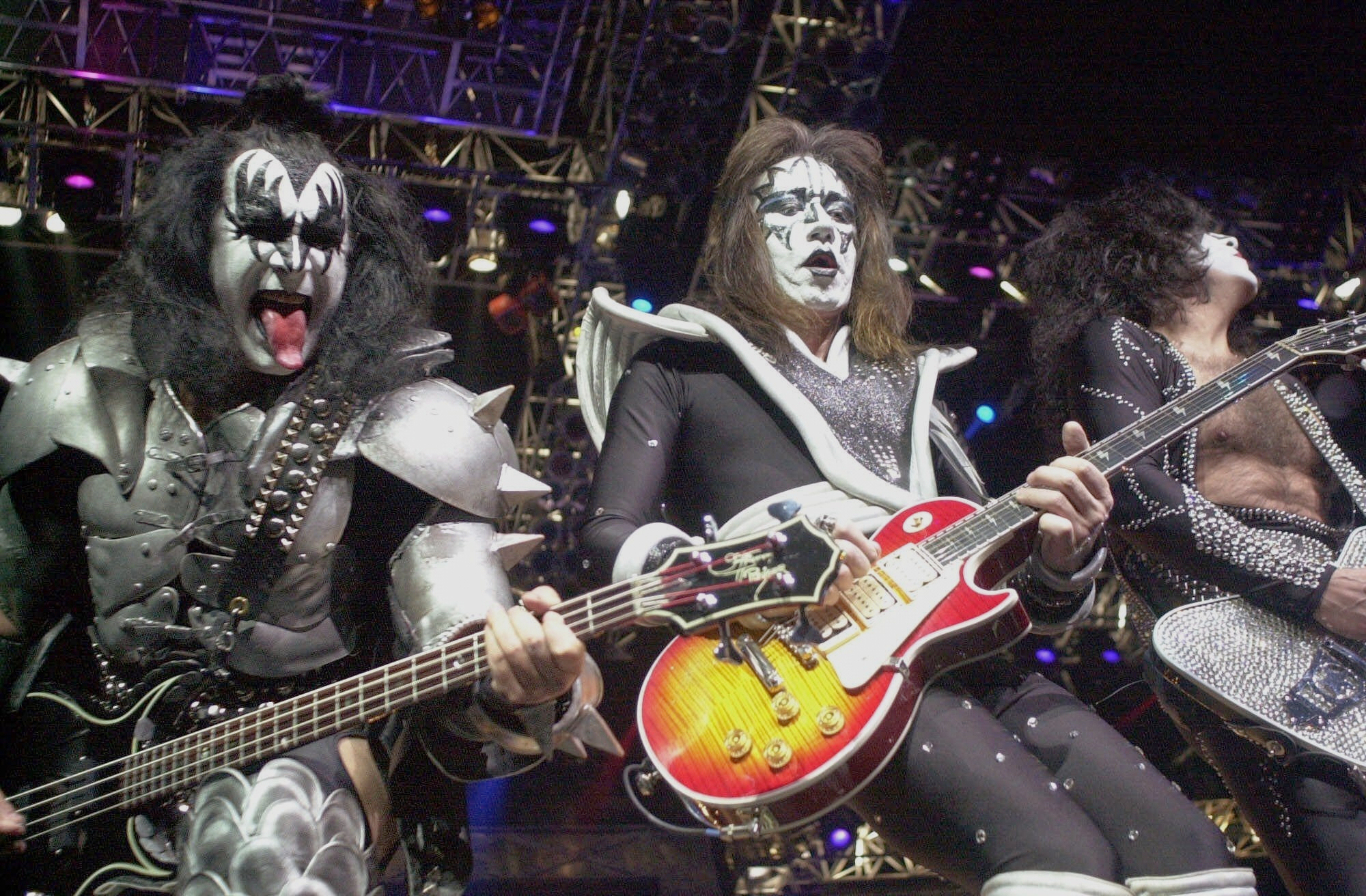 une chute accidentelle serait a lorigine du deces dace frehley membre du groupe kiss
