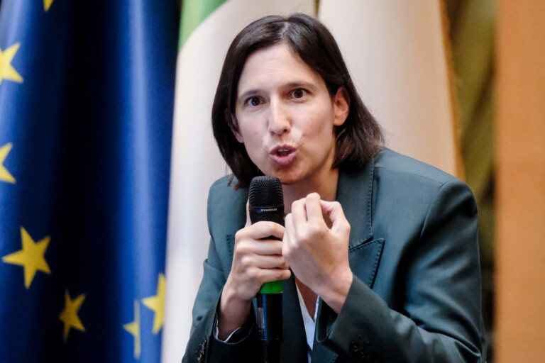 manoeuvre schlein meloni se moque des maires le gouvernement multiplie les coupes