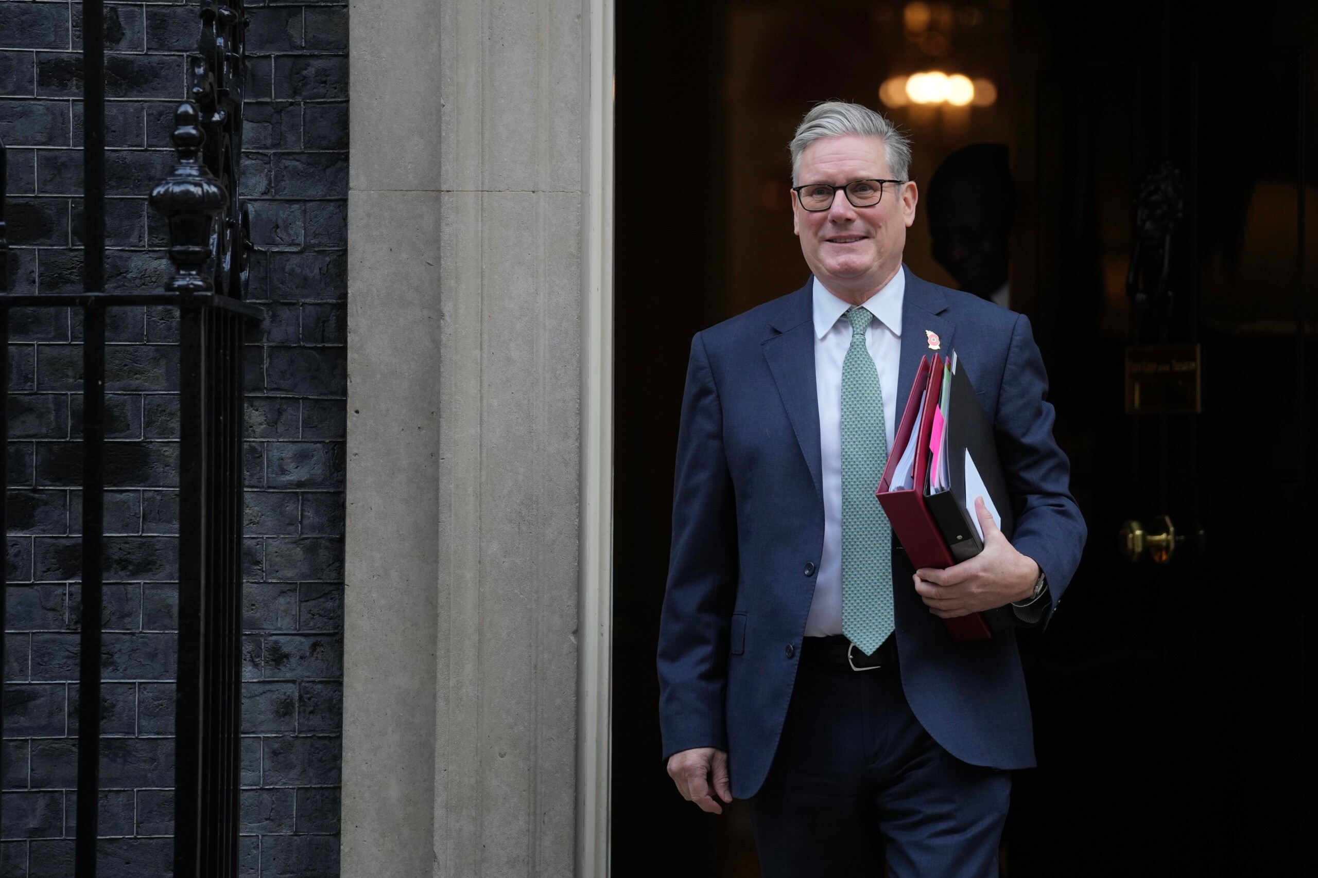 royaume uni starmer je crois en une bbc forte mais si des erreurs sont commises elle doit remettre de lordre chez elle scaled