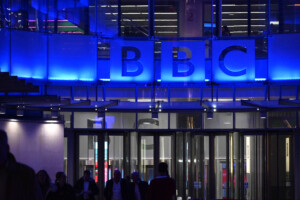 royaume uni nouvelles accusations contre la bbc newsnight aurait manipule le discours de trump