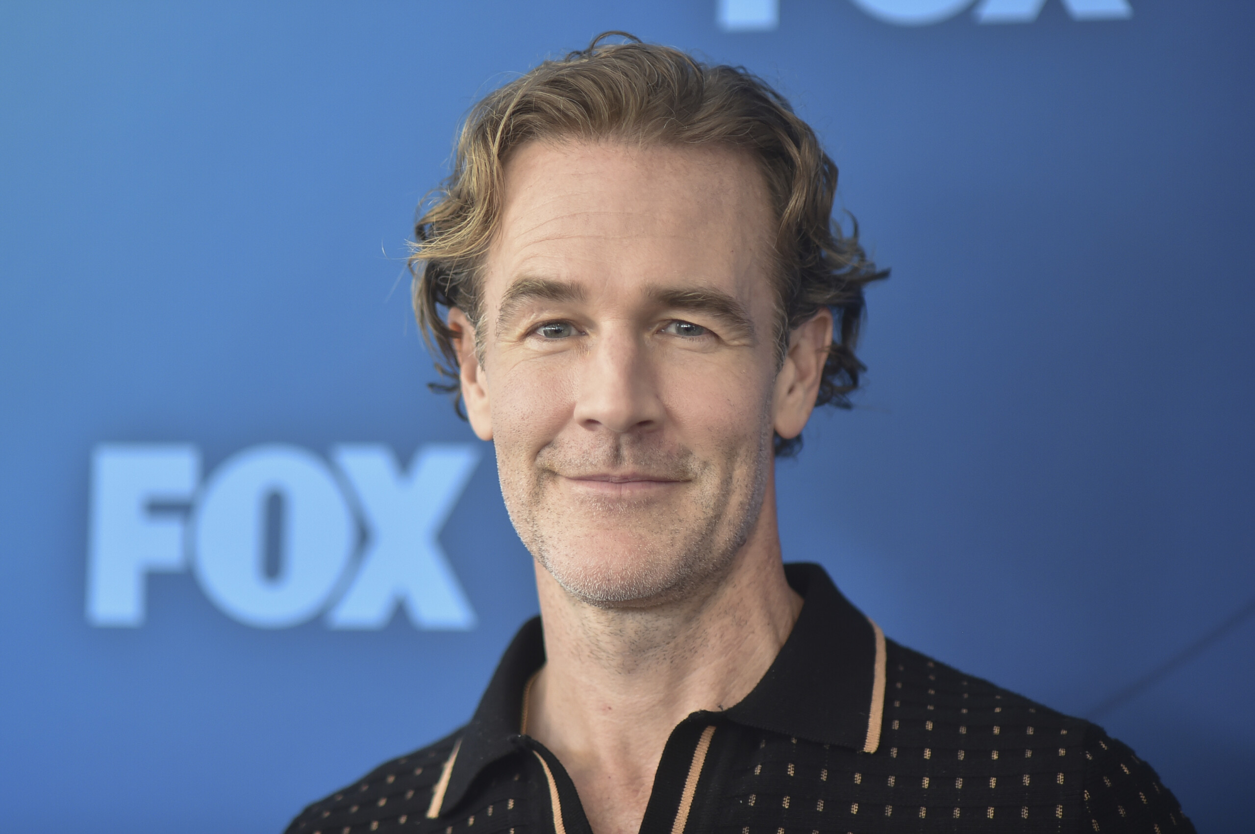 van der beek met aux encheres des souvenirs de dawsons creek pour financer son traitement contre le cancer scaled
