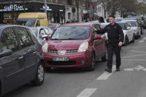 france un agent tire sur un homme arme dun couteau a la gare montparnasse a paris
