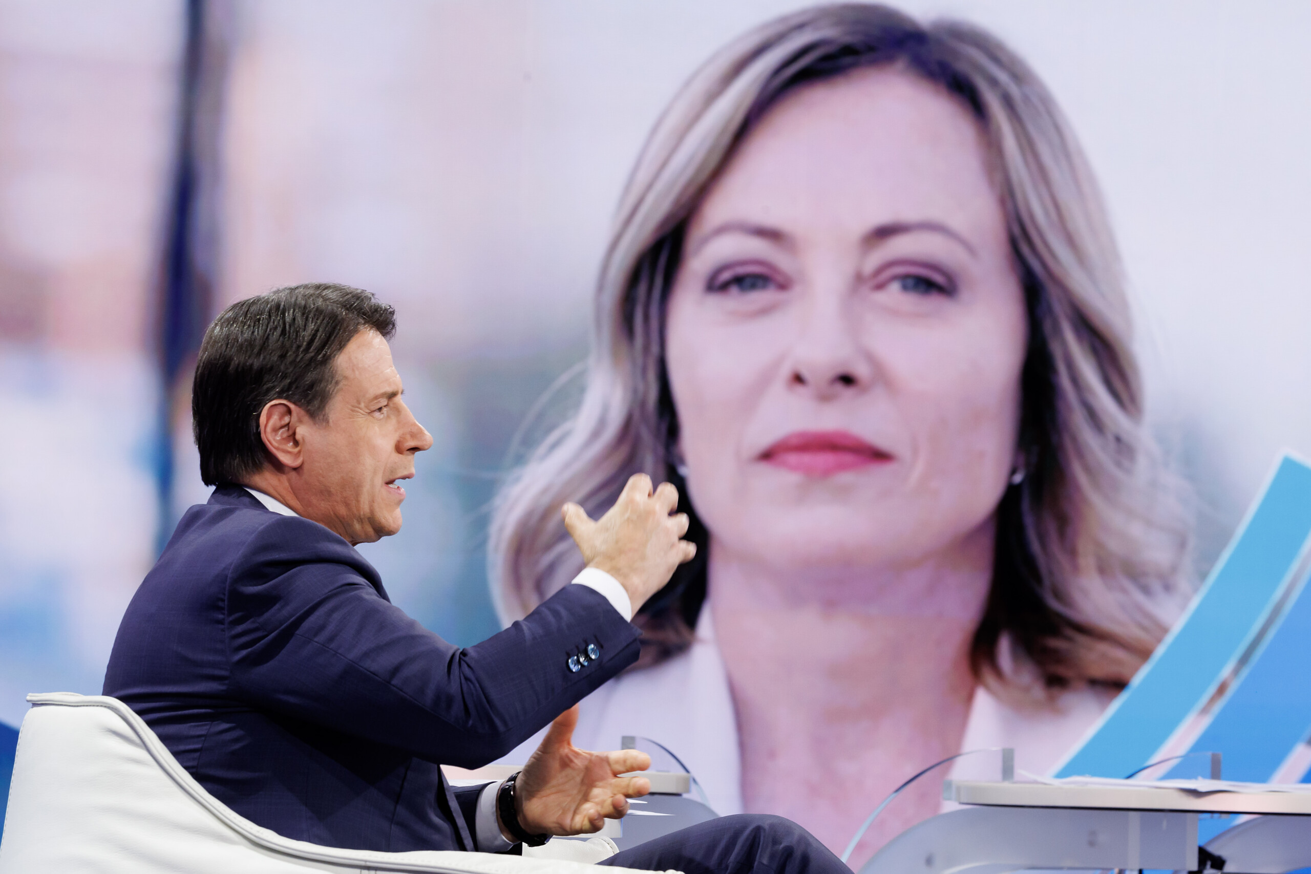 Manœuvre, Conte : « Le gouvernement investit dans les armes et les coupes budgétaires retombent sur les régions et les communes » 1 manoeuvre conte le gouvernement investit dans les armes et les coupes budgetaires retombent sur les regions et les communes scaled