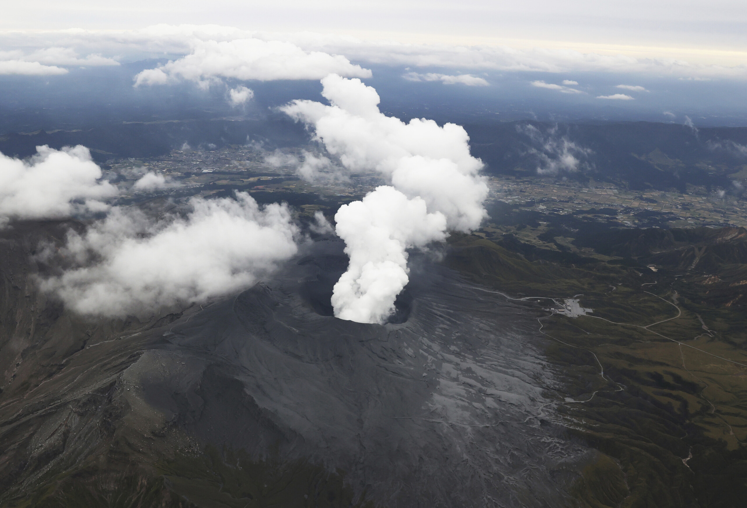 Japon : éruption du volcan Sakurajima, colonne de fumée de plus de 4 km de haut 1 japon eruption du volcan sakurajima colonne de fumee de plus de 4 km de haut scaled