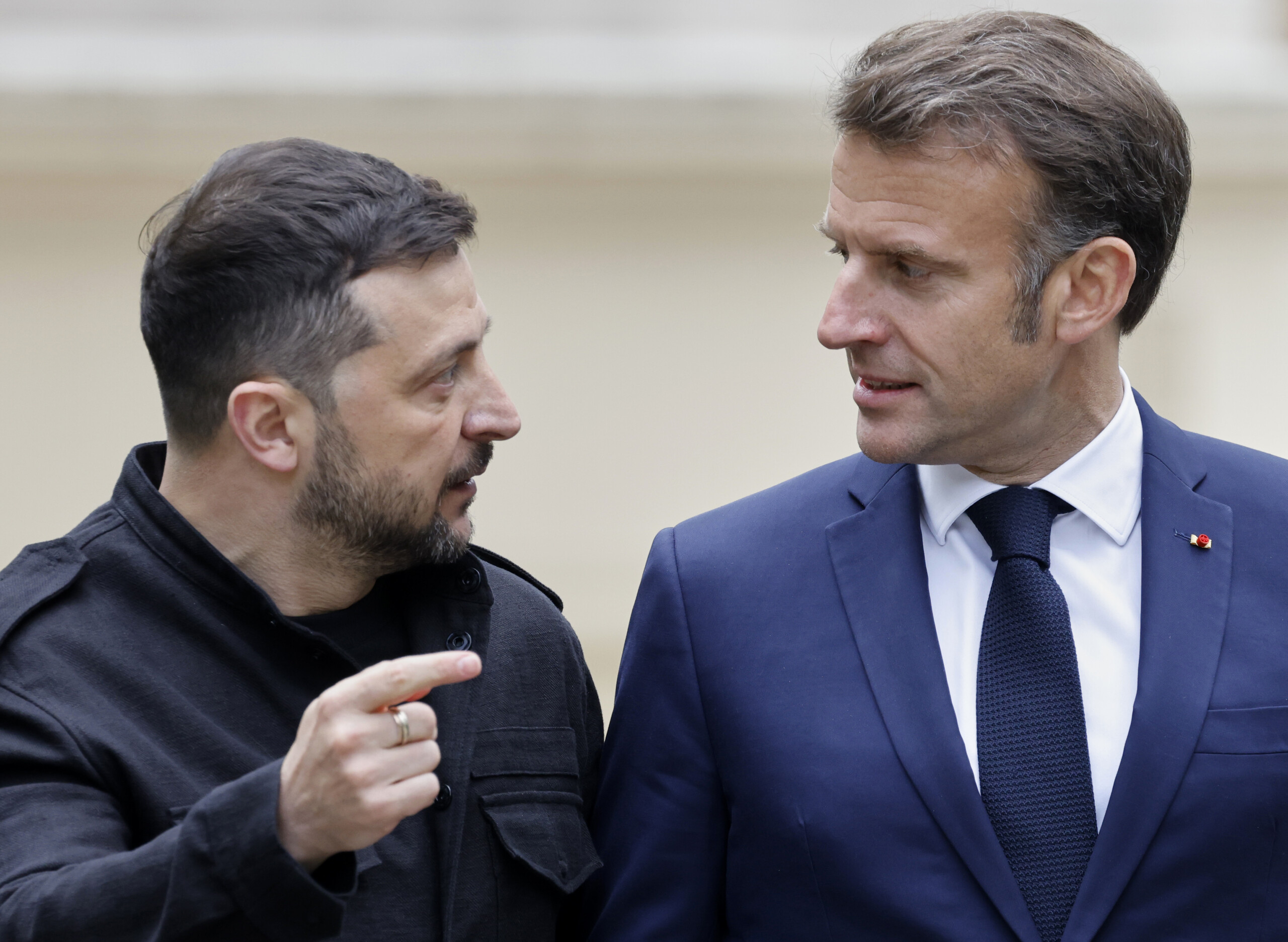 ukraine zelensky arrive en france accueilli par macron scaled