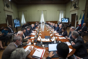 ex ilva accord du conseil des ministres sur le decret loi fonds pour la formation et chomage partiel a 70