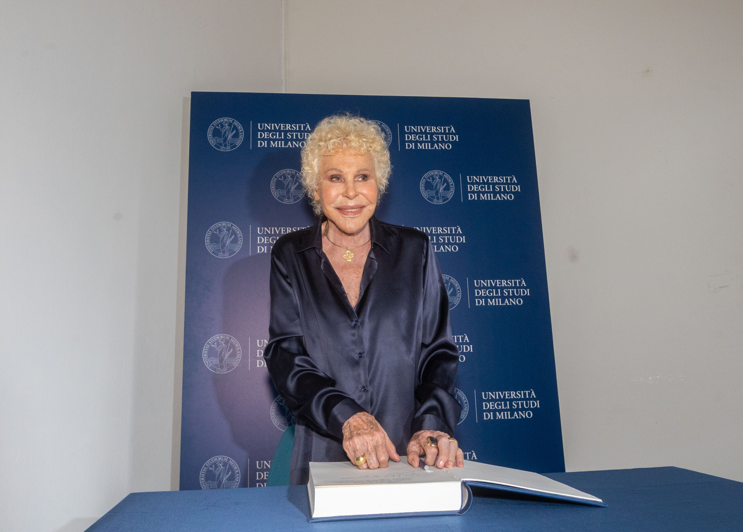vanoni ouvre la chapelle funeraire applaudissements a larrivee du cercueil scaled