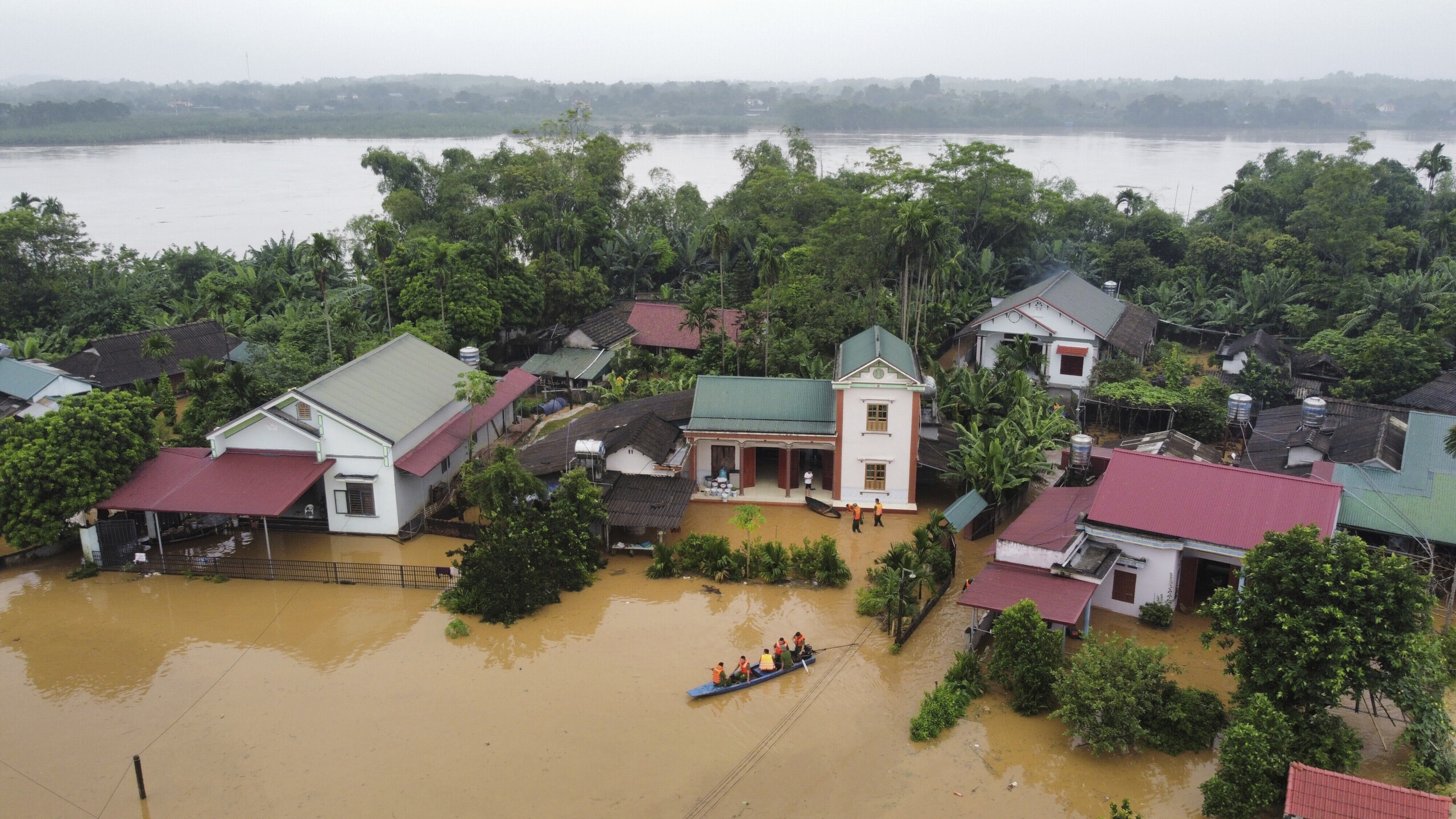 vietnam le bilan des inondations seleve a 90 victimes scaled