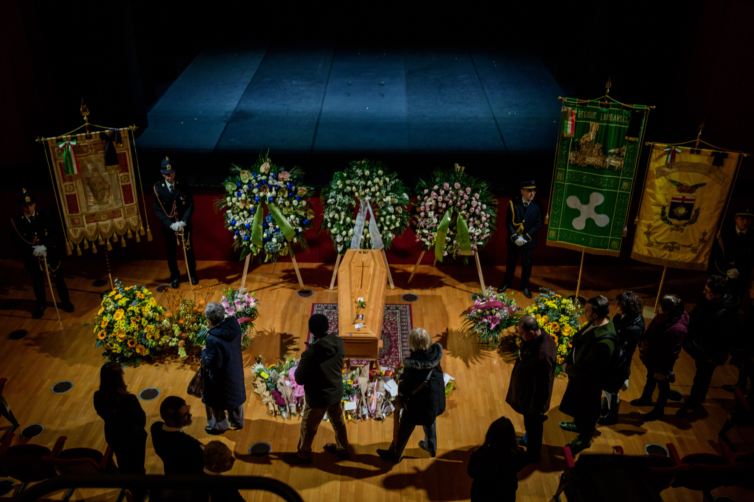 Ornella Vanoni : l'hommage de Gino Paoli, coussin roses jaunes 1 ornella vanoni lhommage de gino paoli coussin roses jaunes scaled