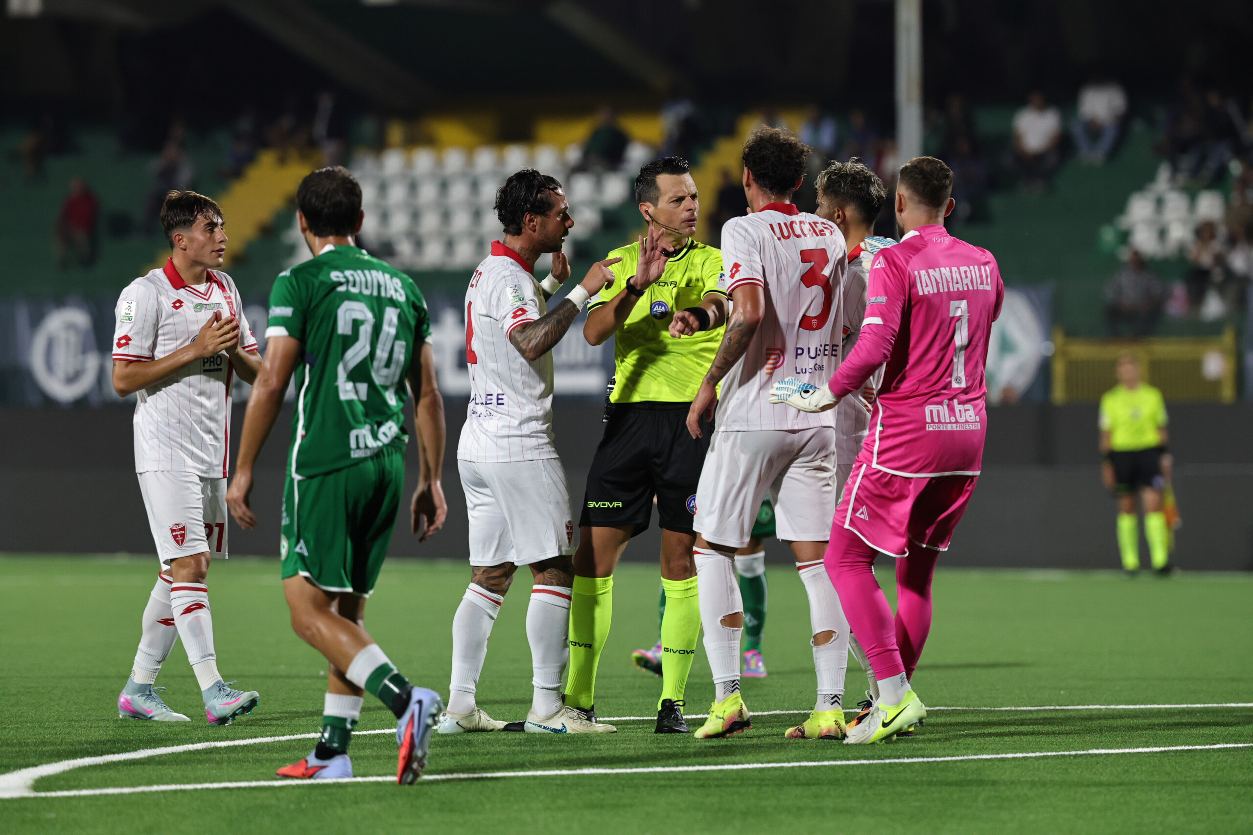 football aia nous agirons dans tous les lieux contre la violence envers les arbitres scaled