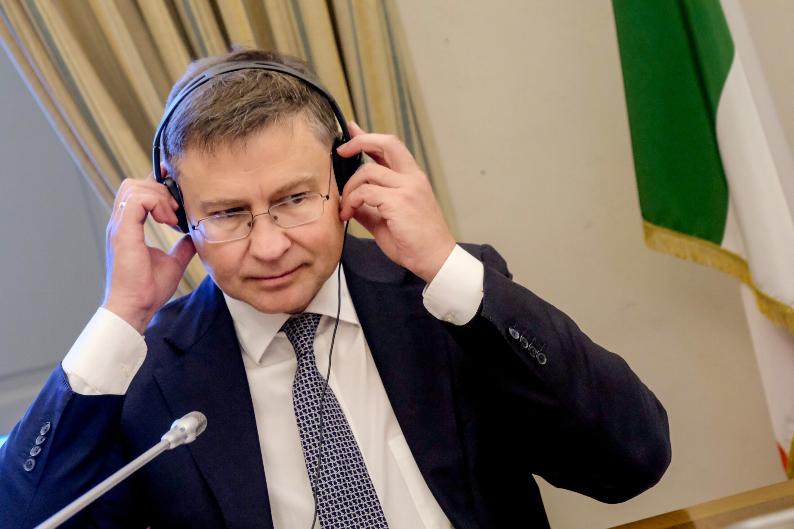 UE : Dombrovkis, l'Italie est bonne sur le déficit mais accélère les réformes et le Pnrr 1 ue dombrovkis litalie est bonne sur le deficit mais accelere les reformes et le pnrr scaled