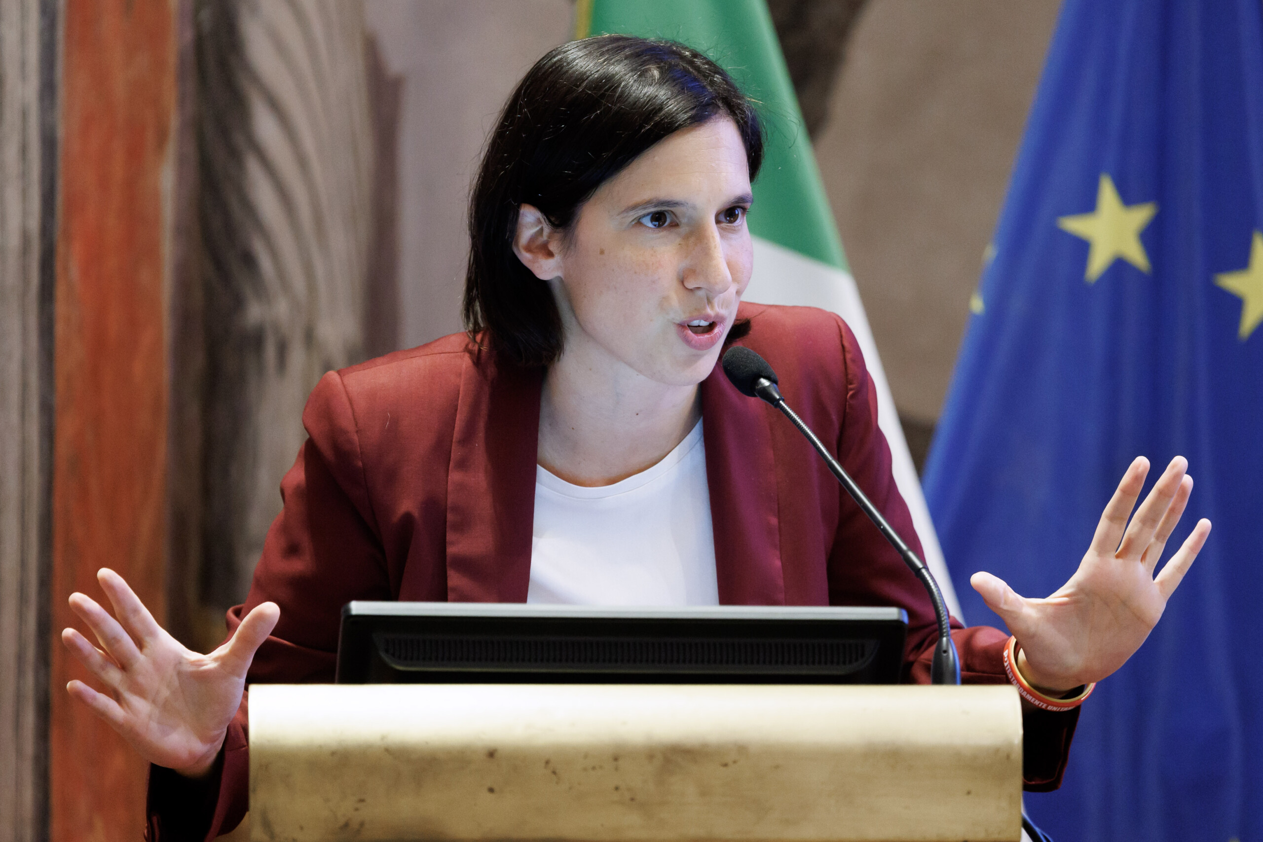 fascisme schlein les organisations neofascistes doivent etre dissoutes comme le stipule la charte scaled