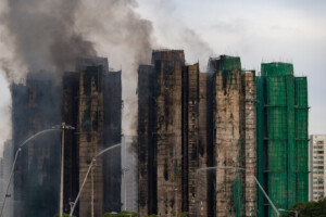 hong kong incendie dans sept gratte ciel le nombre de morts seleve a 75