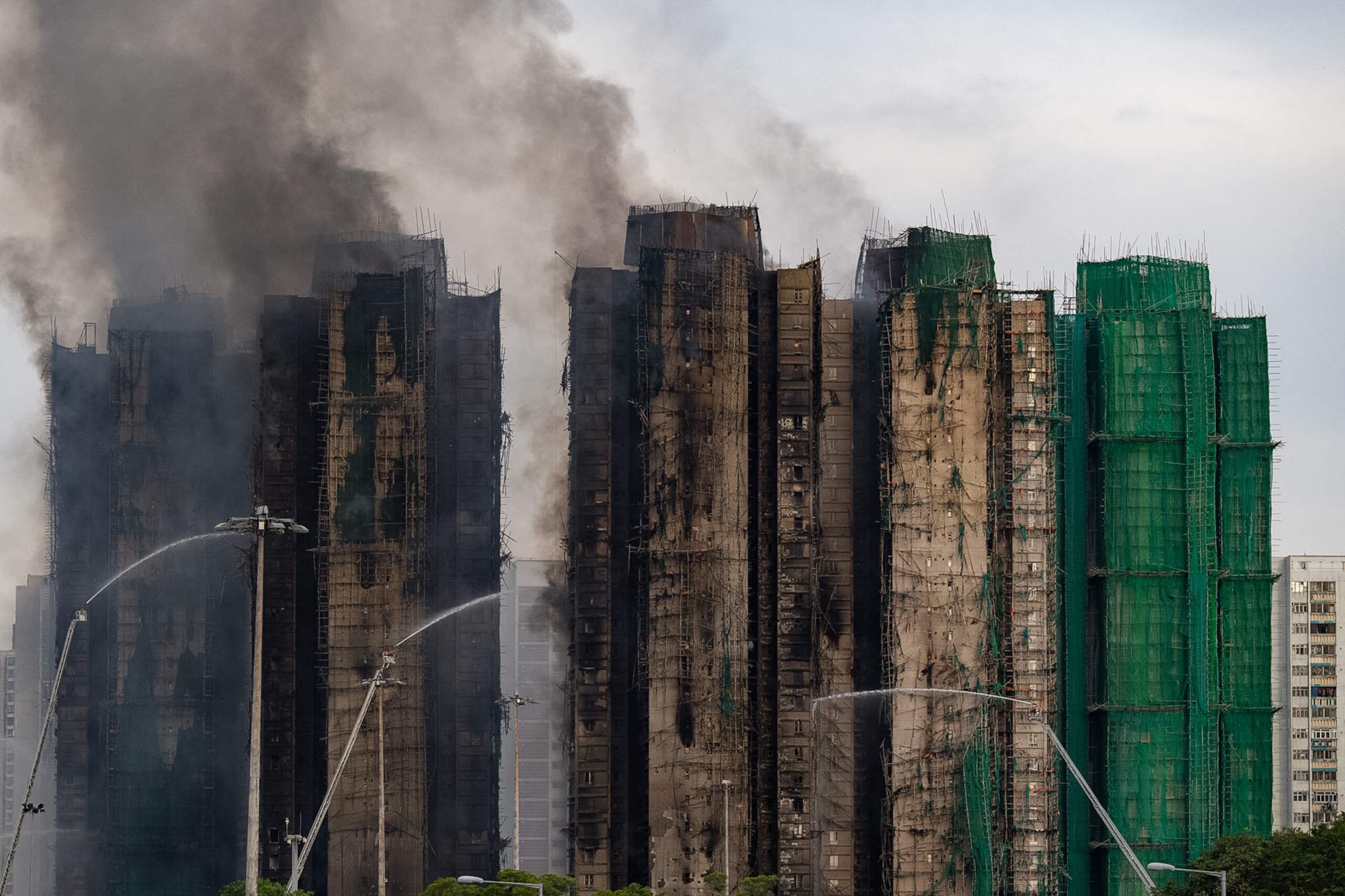hong kong incendie dans sept gratte ciel le nombre de morts seleve a 75 scaled