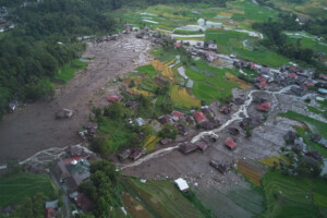 indonesie plus de 200 morts apres des glissements de terrain et des inondations a sumatra