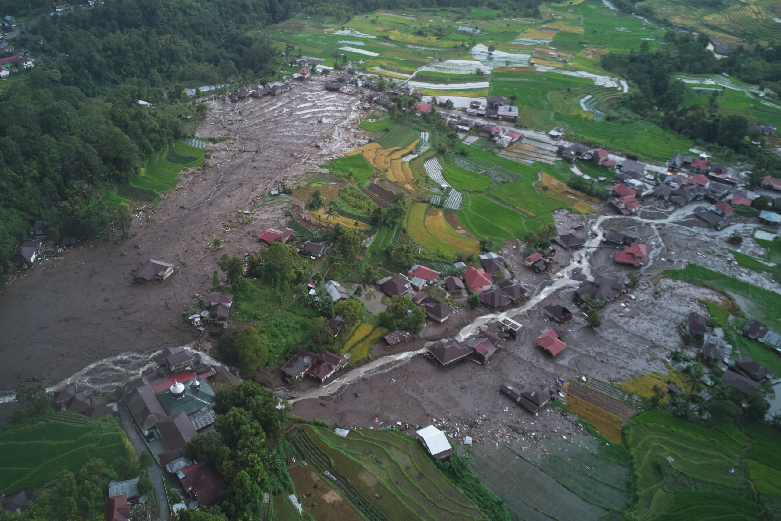 indonesie plus de 200 morts apres des glissements de terrain et des inondations a sumatra scaled