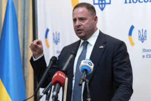 ukraine yermak je vais au front decu par le manque de soutien