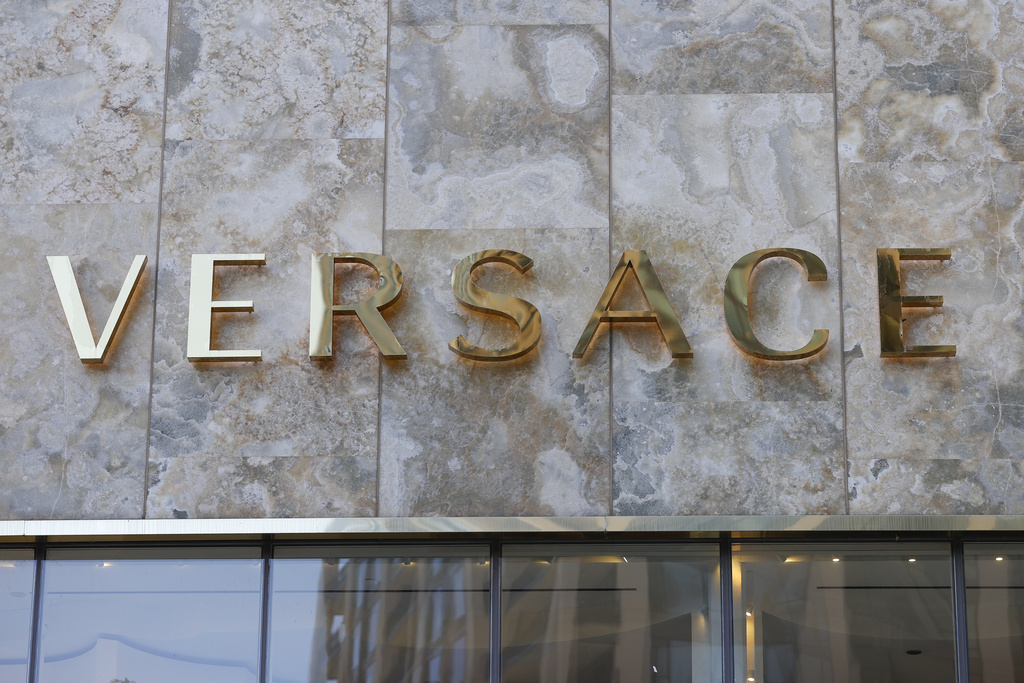 Mode : Prada acquiert officiellement Versace 1 mode prada acquiert officiellement versace