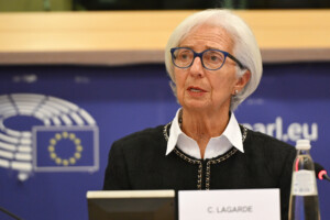 ukraine lagarde nous aiderons kyiv mais nous ne violerons pas le traite