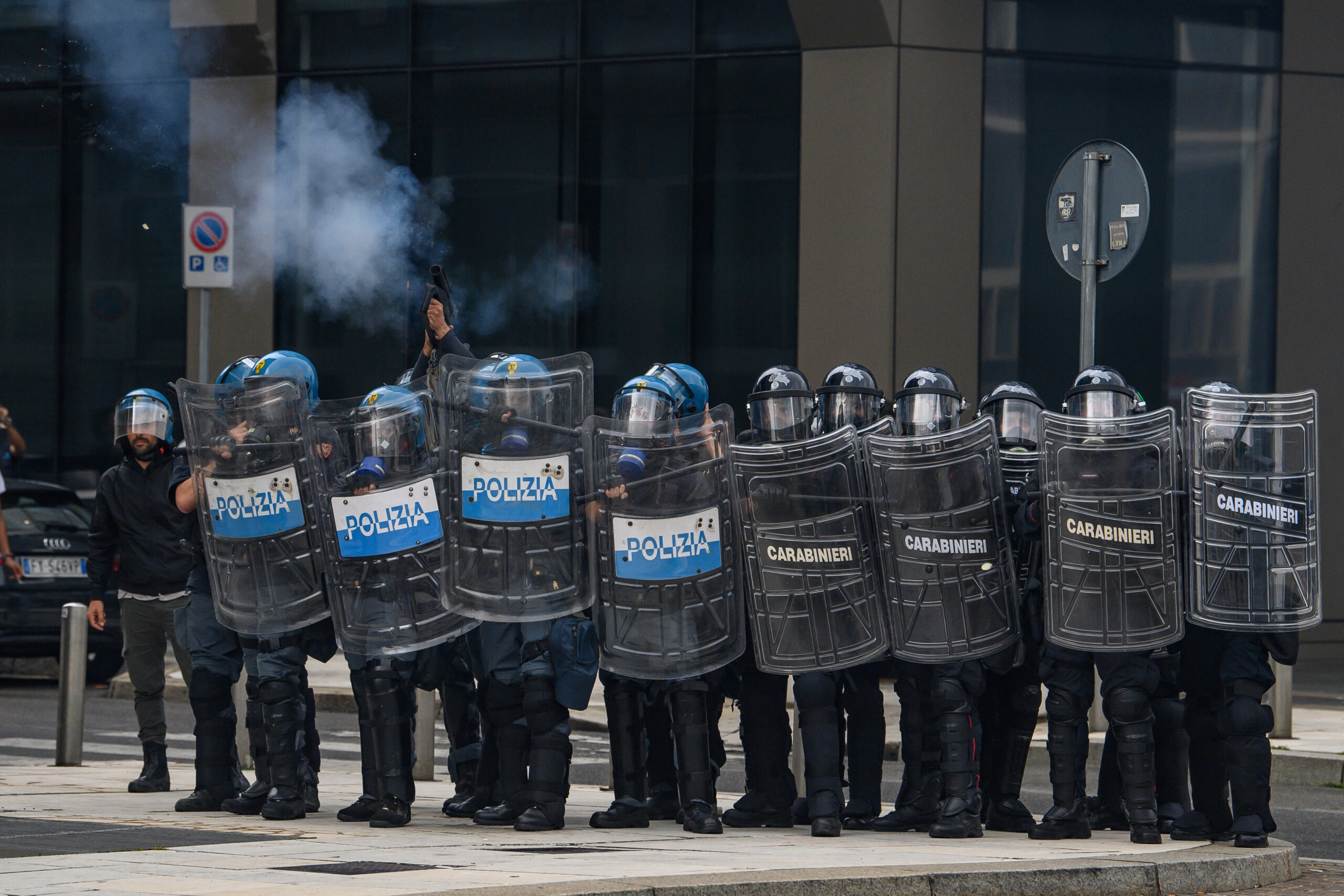 genes tensions lors dune manifestation de metallurgistes devant la prefecture des fumigenes ont ete lances scaled