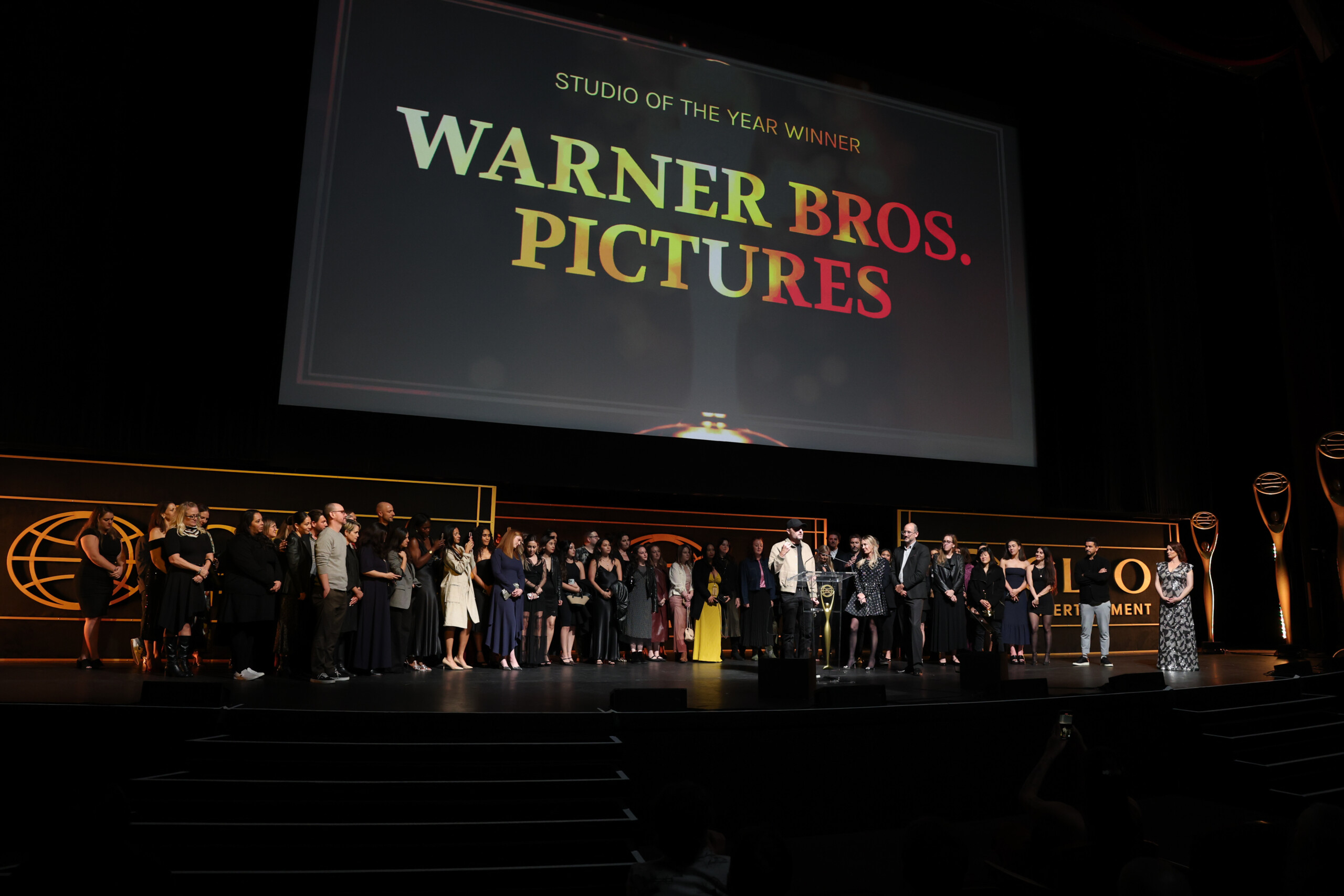 netflix acquiert warner bros pour 83 milliards scaled