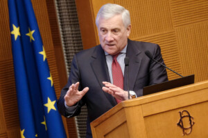 ukraine tajani sur les territoires la decision appartient a kiev