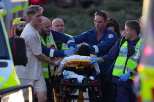 australie fusillade de masse sur une plage de sydney deux suspects arretes