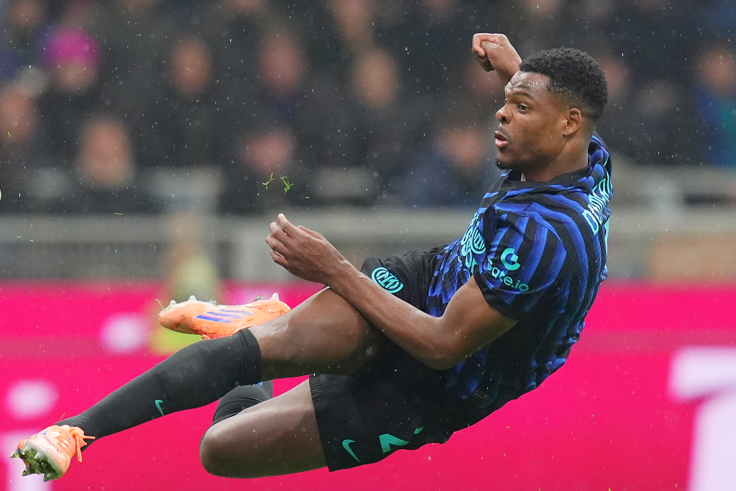 Inter : Dumfries opéré à la cheville, longue absence 1 inter dumfries opere a la cheville longue absence