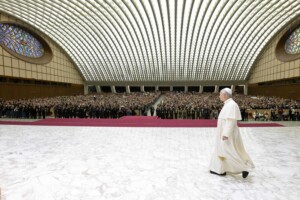 le pape leon xiv surprend lassemblee dans la salle paul vi en saluant les fideles handicapes et malades