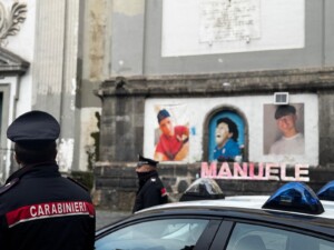 naples descente dans le quartier sanita retrait de lautel dedie a un adolescent de 15 ans tue lors dune fusillade