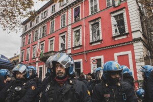 turin perquisitions chez askatasuna et 8 militants saisie dordinateurs et de fumigenes