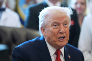 etats unis fusillade a luniversite brown trump suspend le programme de loterie des cartes vertes