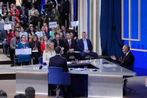 ukraine poutine prets a suspendre les attaques le jour des elections en ukraine