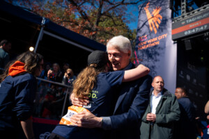 etats unis de nouvelles photos de bill clinton dans les dossiers epstein