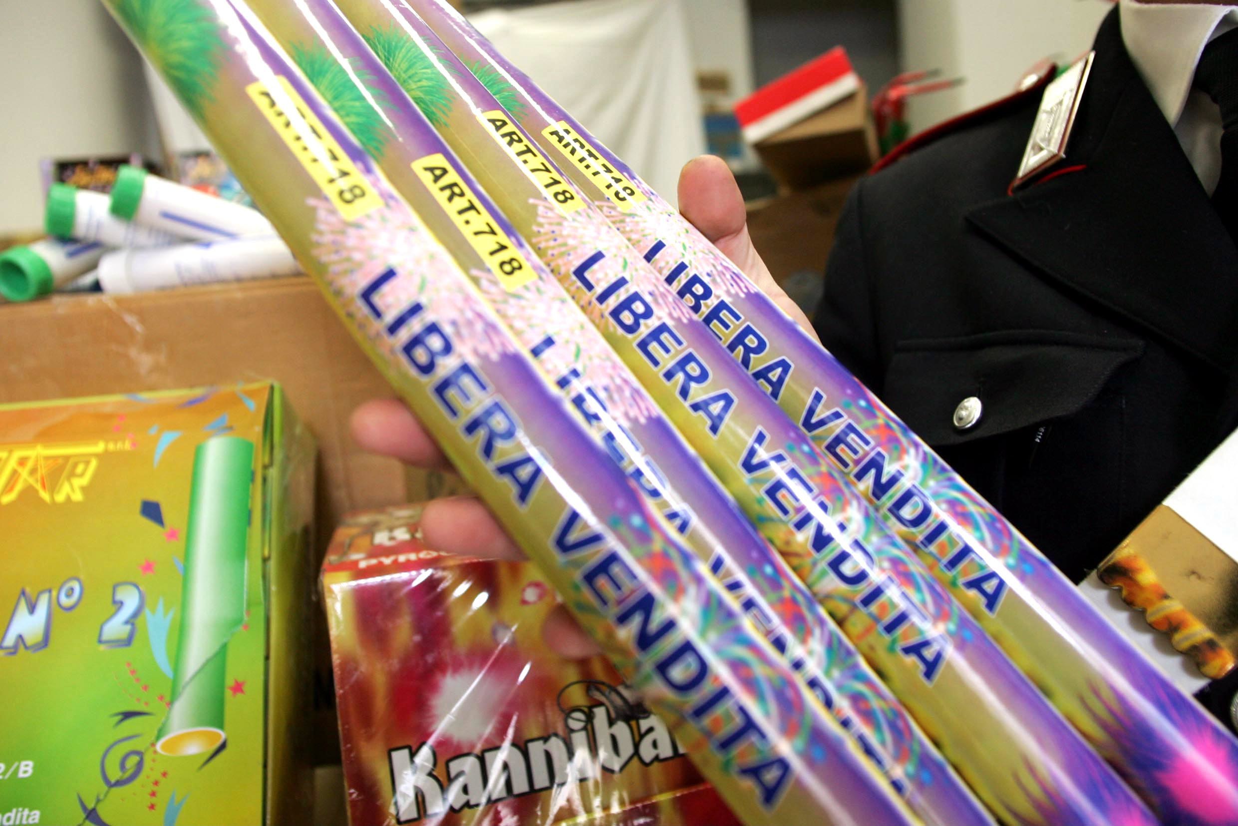 Naples : saisie de 2,5 tonnes de feux d'artifice illégaux, 2 arrestations 1 naples saisie de 25 tonnes de feux dartifice illegaux 2 arrestations