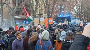 turin affrontements lors du cortege askatasuna canons a eau et gaz lacrymogenes des poubelles incendiees