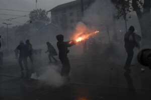 turin le bilan des agents blesses monte a 11 apres des affrontements