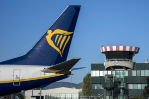 antitrust amende de plus de 255 millions deuros infligee a ryanair pour abus de position dominante