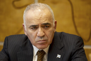 russie arrestation par contumace du joueur dechecs garry kasparov
