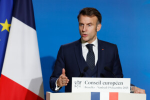 france macron promulgue une loi visant a prolonger provisoirement le budget 2025
