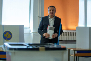 kosovo le premier ministre kurti remporte les elections anticipees un nouveau gouvernement bientot forme