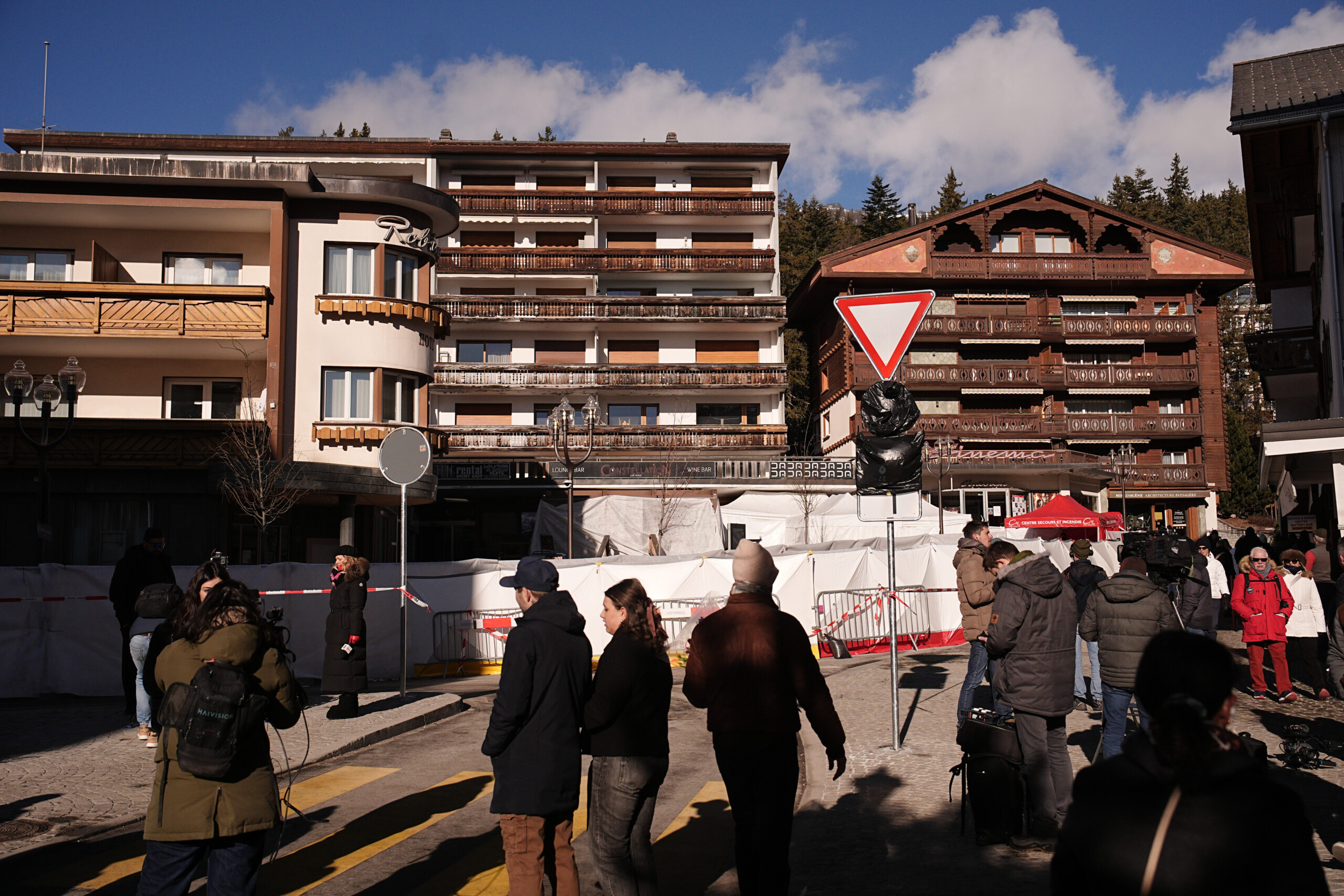 Crans-Montana : les gérants du bar Le Constellation mis en examen pour homicide involontaire et incendie criminel 1 crans montana les gerants du bar le constellation mis en examen pour homicide involontaire et incendie criminel scaled