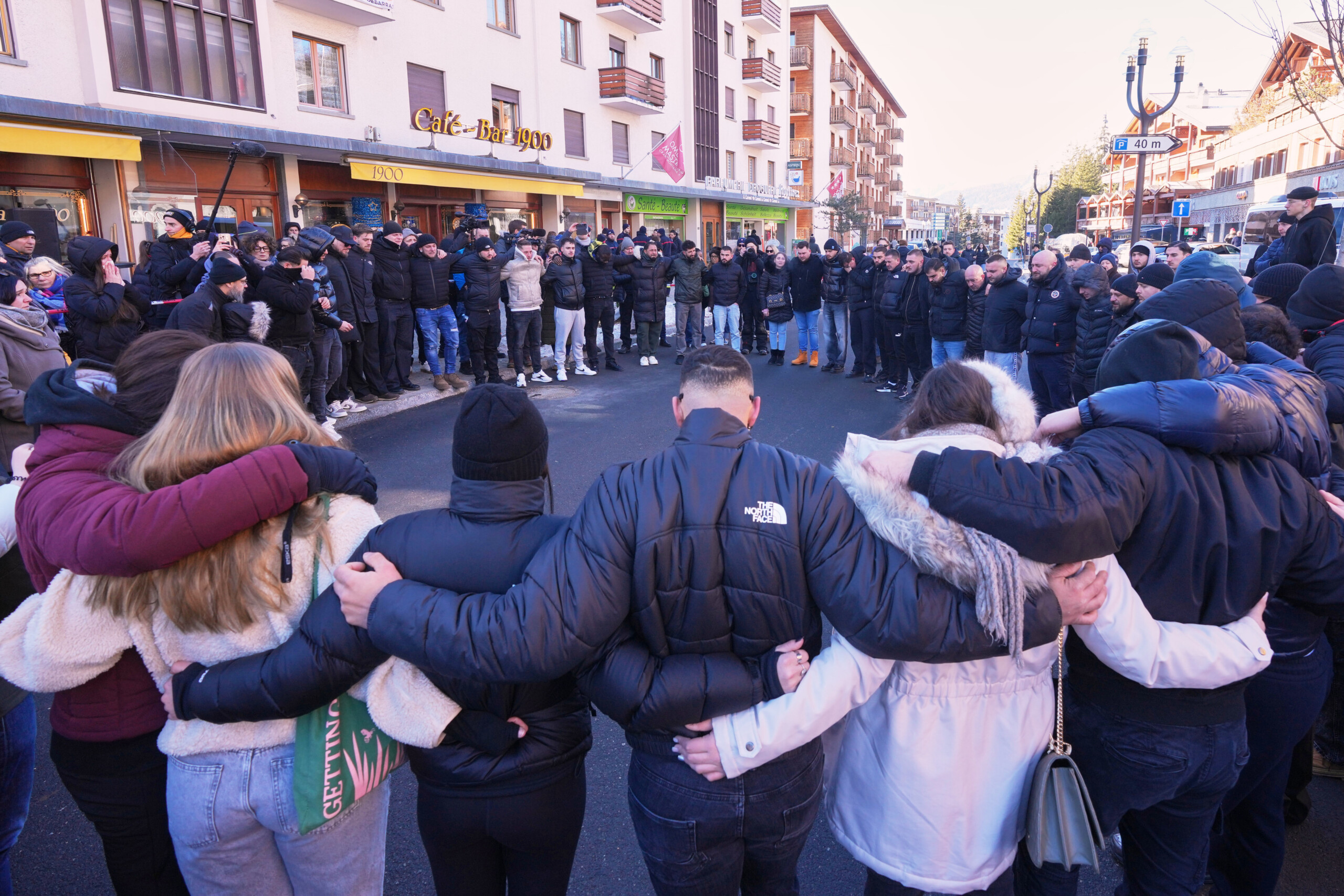 Crans-Montana : police, les 40 victimes identifiées 1 crans montana police les 40 victimes identifiees scaled
